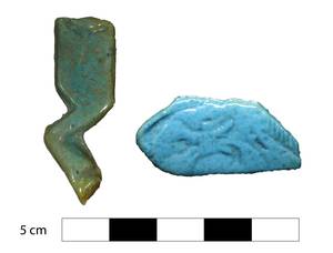 Figure 1 : faces avant des simulacres d'offrandes en faïence n° IES 261 (gauche) et 257 (droite).